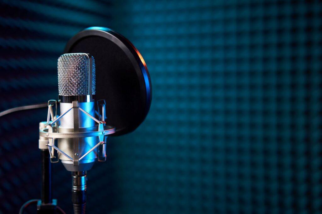Tonstudio mit professionellen Schallabsorbern aus Akustikschaumstoff für klare Klangqualität und reduzierte Reflexionen.