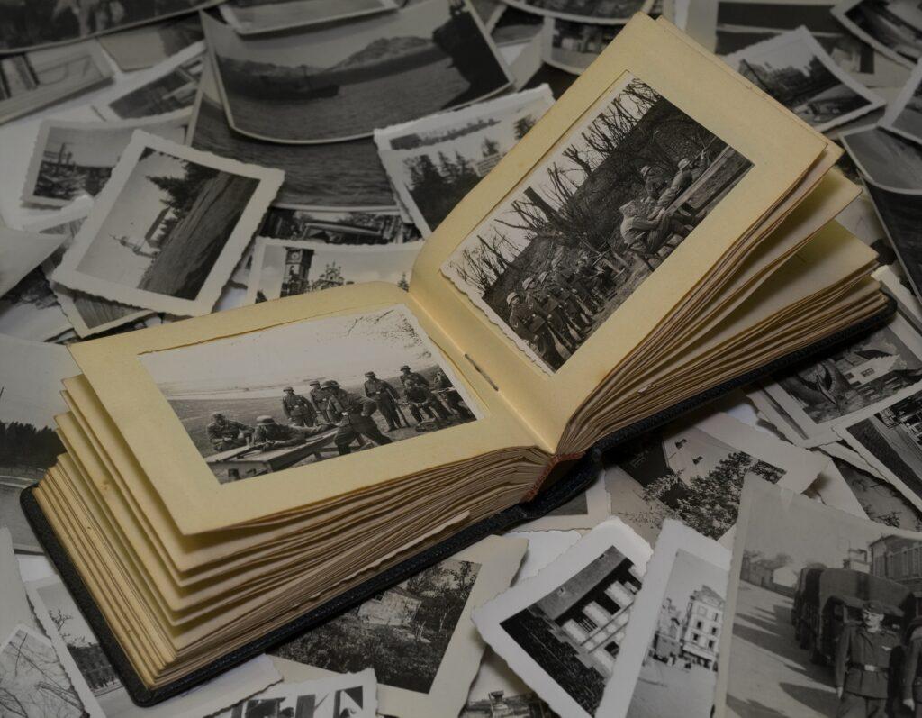 Historisches Fotoalbum auf Fotosammlung | VHS digitalisieren